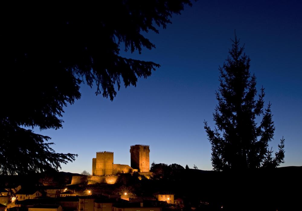 Castelo de Montalegre ao crepsculo; vista do adro da igreja. Montalegre, Portugal.