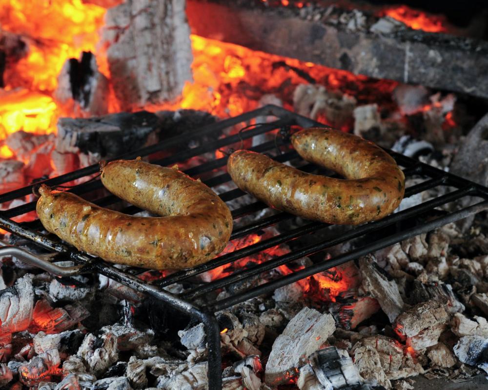 Alheiras assadas na brasa. Montalegre, Portugal.
