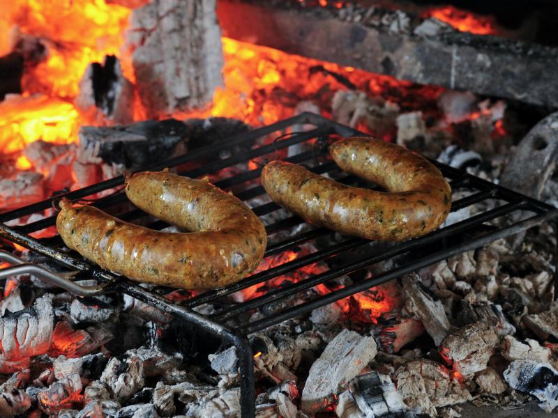 Alheiras assadas na brasa. Montalegre, Portugal.